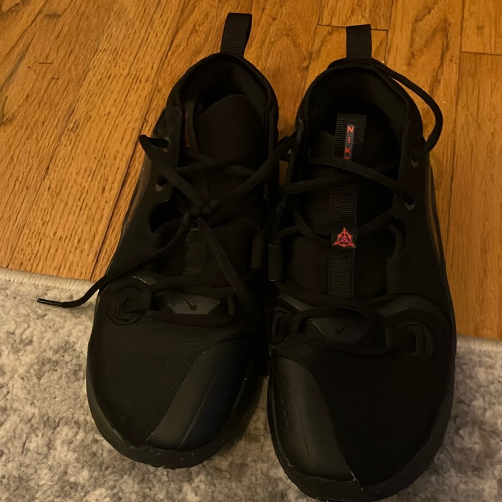 Nike air zoom crossover red/black kids size 5